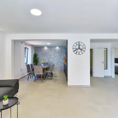 Luxurious With Private Pool Wellness