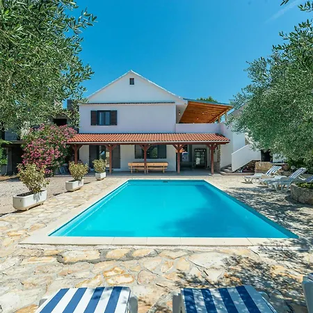 Holiday home Luxurious With Private Pool Wellness